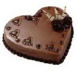 Özel yapım 6 kişilik çikolatalı kalp şeklinde yaş pasta
